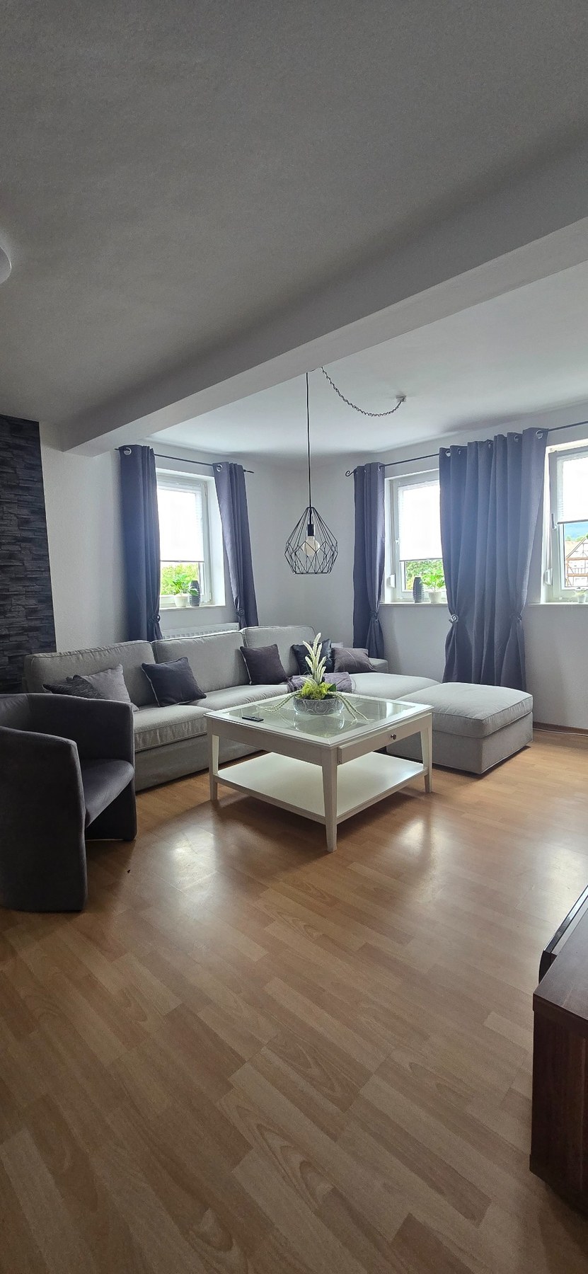 Wohnzimmer mit großer Sofalandschaft und Couchtisch
